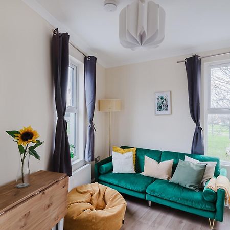 Modern Cosy Corner Flat 3 Bed And Loft Sleep 7 People Daire Londra Dış mekan fotoğraf