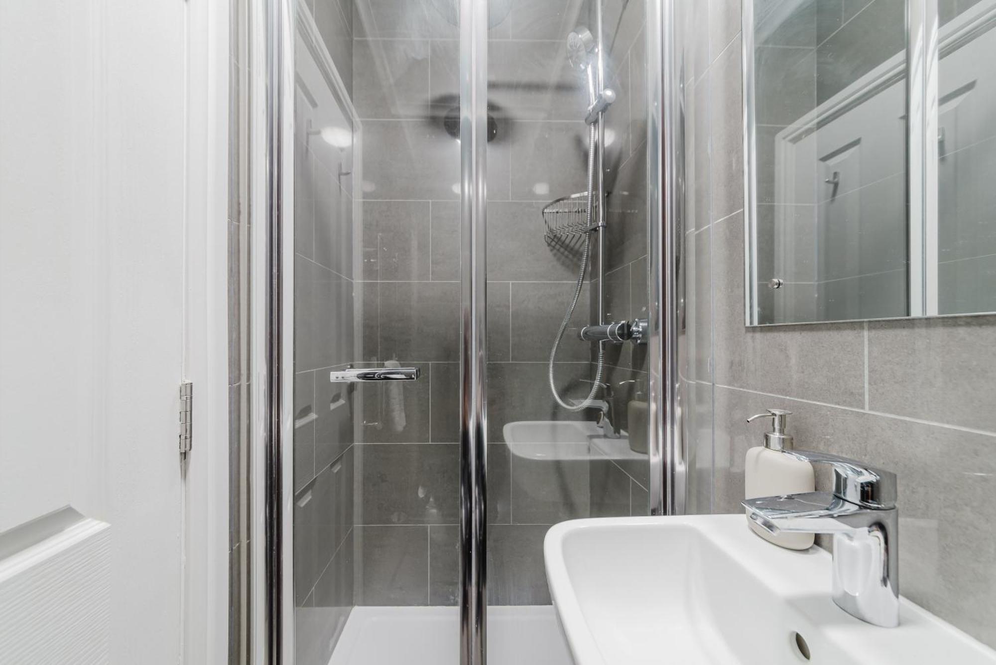 Modern Cosy Corner Flat 3 Bed And Loft Sleep 7 People Daire Londra Dış mekan fotoğraf