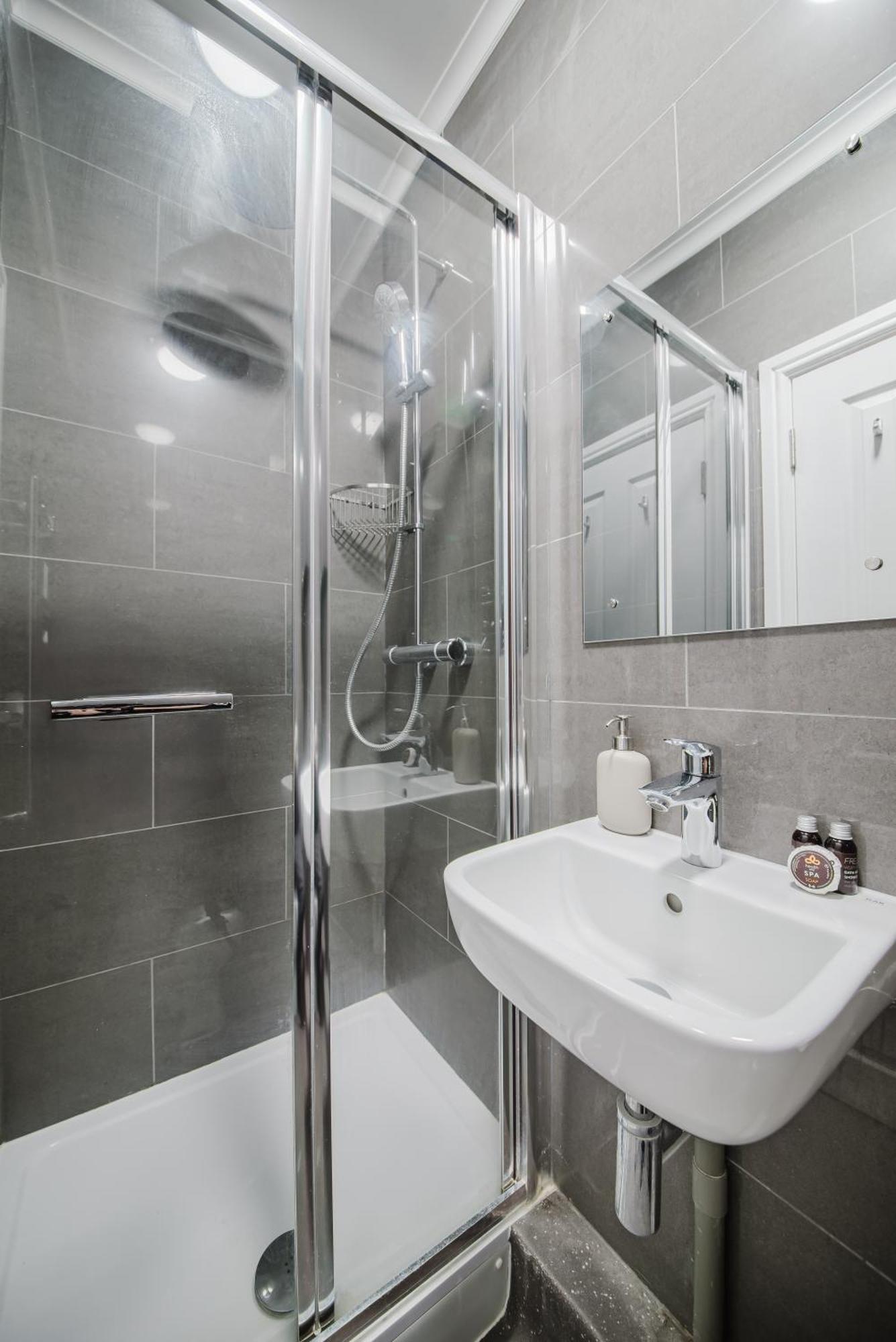 Modern Cosy Corner Flat 3 Bed And Loft Sleep 7 People Daire Londra Dış mekan fotoğraf