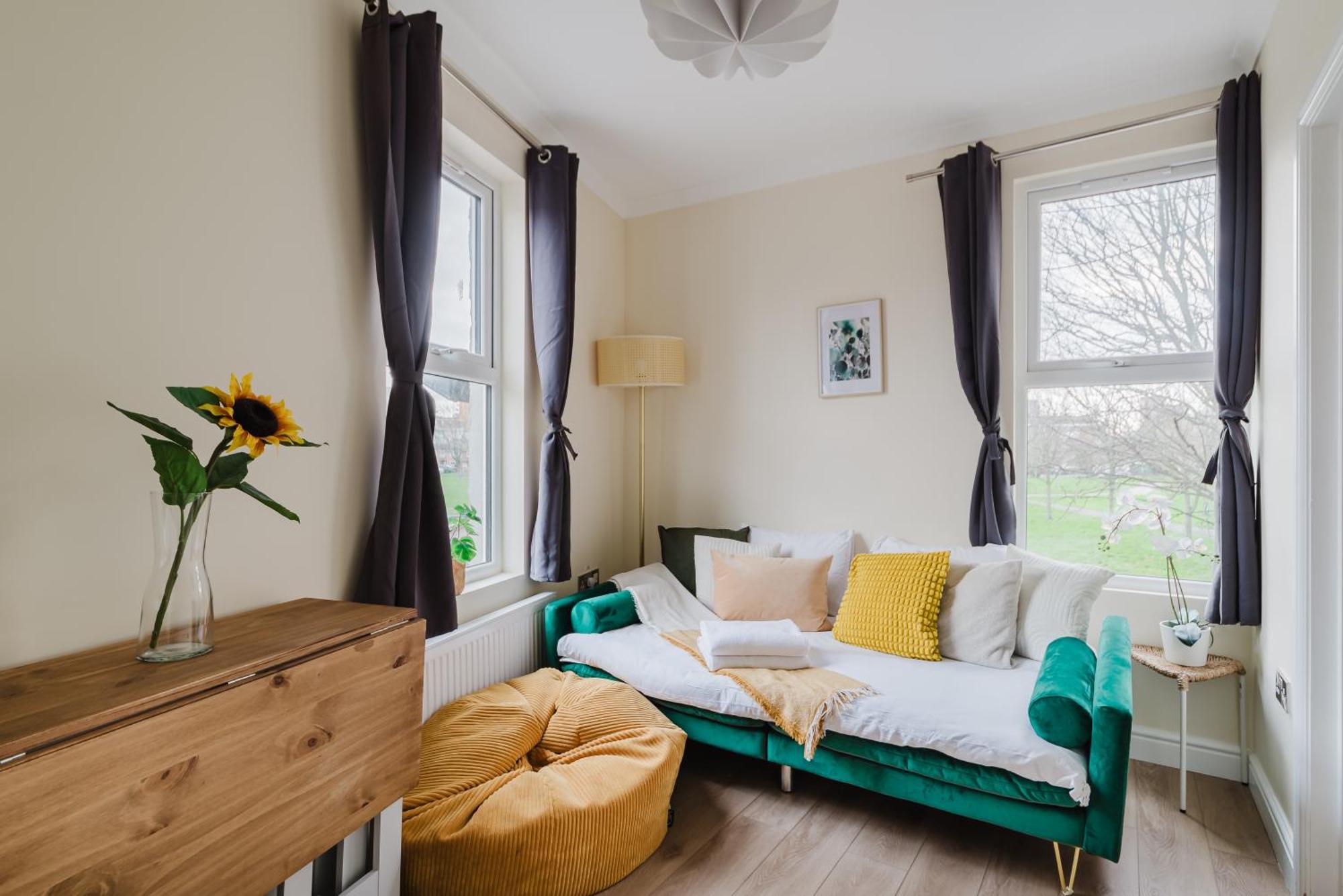Modern Cosy Corner Flat 3 Bed And Loft Sleep 7 People Daire Londra Dış mekan fotoğraf